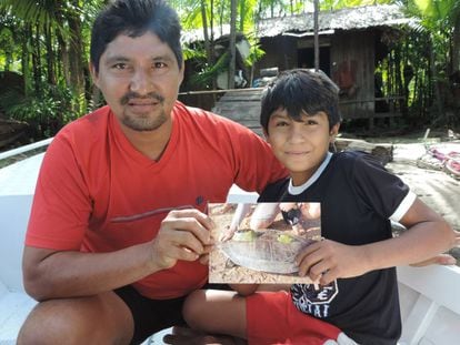 Seu Valdo e o filho, moradores do Marajó, segurando a foto de Angelina, "a tartaruga de chifre".