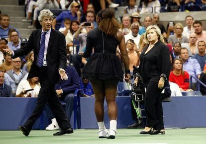 Serena Williams , a supervisora do circuito feminino do US Open, Donna Kelso, e o juiz Brian Early