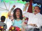 Rosario Murillo y su esposo Daniel Ortega durante la conmemoración de "El Repliegue" en Managua el 5 de julio de 2013.
