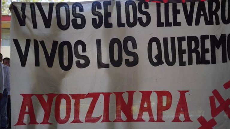 Familiares dos 43 estudantes na escola rural de Ayotzinapa.