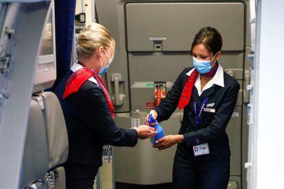 Aeromoços higienizam as mãos no aeroporto de Bruxelas, na Bélgica.