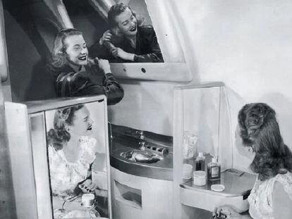 Em 1910, os irmãos Wright realizaram o primeiro voo comercial da história, uma viagem entre Dayton e Columbus, nos Estados Unidos. Mas não seria até os anos 1920 e 1930 que embarcar se tornaria algo cotidiano... para os ricos. No início, voar era uma coisa para gente abastada. Por isso, os aeroportos, esteiras e corredores estavam cheios de glamour. Na foto, duas mulheres se maquiam em um avião nos anos 1950.