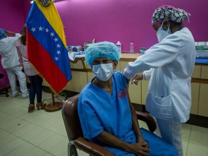Funcionários do hospital Domingo Luciani participam de uma jornada de administração da vacina russa Sputnik V, em Caracas, no começo de março.