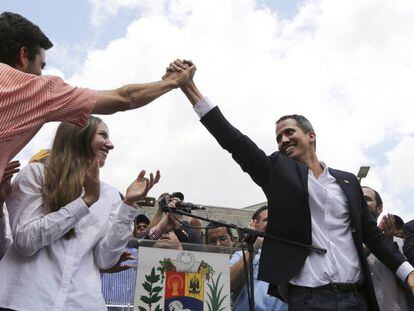 Juan Guaidó chega a uma concentração em Caracas, nesta segunda-feira.