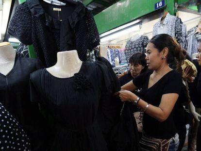 Cidadãs tailandesas em busca de roupa negra para o luto pela morte do rei Bhumibol.