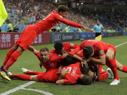 O time inglês celebra o primeiro gol contra a Tunísia.