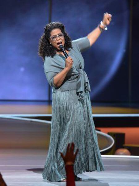 A popular apresentadora de televisão Oprah Winfrey em discurso durante sua turnê pelos Estados Unidos.