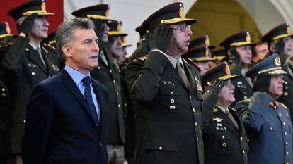 Mauricio Macri junto à cúpula militar, no Dia do Exército.