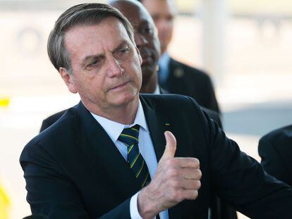 Presidente Jair Bolsonaro cumprimenta turistas no Palácio da Alvorada.