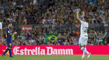 Messi aplaude Alan Ruschel, que voltou a jogar futebol após mais de oito meses.