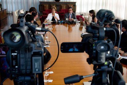 Dilma Rousseff e o ex-ministro José Eduardo Cardozo, na coletiva desta sexta.