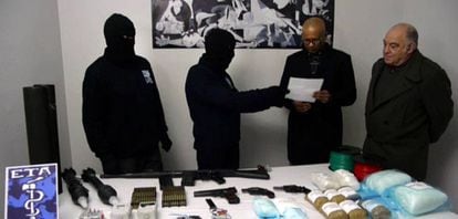 Dois encapuzados do ETA entregam o inventário de armas e explosivos a membros do grupo de verificação, em fevereiro de 2014.