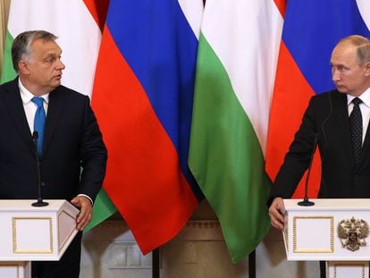 O primeiro-ministro húngaro, Viktor Orbán, e o presidente da Rússia, Vladimir Putin, no Kremlin, em 2018.