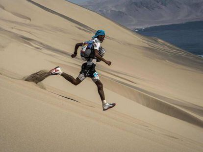 TOPSHOT - Competitors take part in the fourth stage -between Ocucaje and Arloveto (68,4 km)- of the first edition of the Marathon dê Sables Peru, on December 01, 2017, in the Ica desert.  The 250km-race is divided into six stages through the Ica Desert at a free pace and in self-sufficiency conditions from November 28 to December 4, 2017. / AFP PHOTO / JEAN-PHILIPPE KSIAZEK