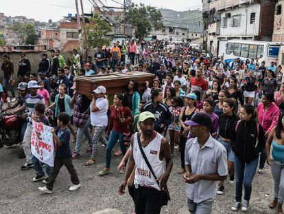 Cortejo fúnebre de Christian Charris, assassinado por policiais, em setembro.