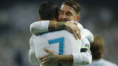 Cristiano Ronaldo e Sergio Ramos comemoram gol do Real Madrid.