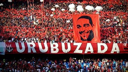 Torcida do Flamengo homenageia Adriano Imperador, cria da Vila Cruzeiro.