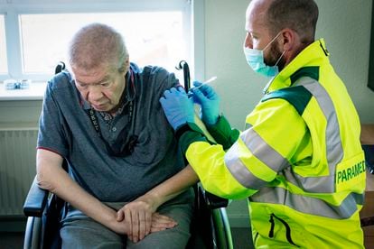 Homem de 67 anos é vacinado contra a covid-19 na Dinamarca, em 5 de março.