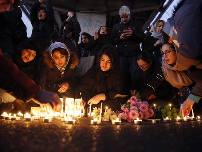 Vigília em Teerã neste sábado pelas 176 vítimas do avião ucraniano.