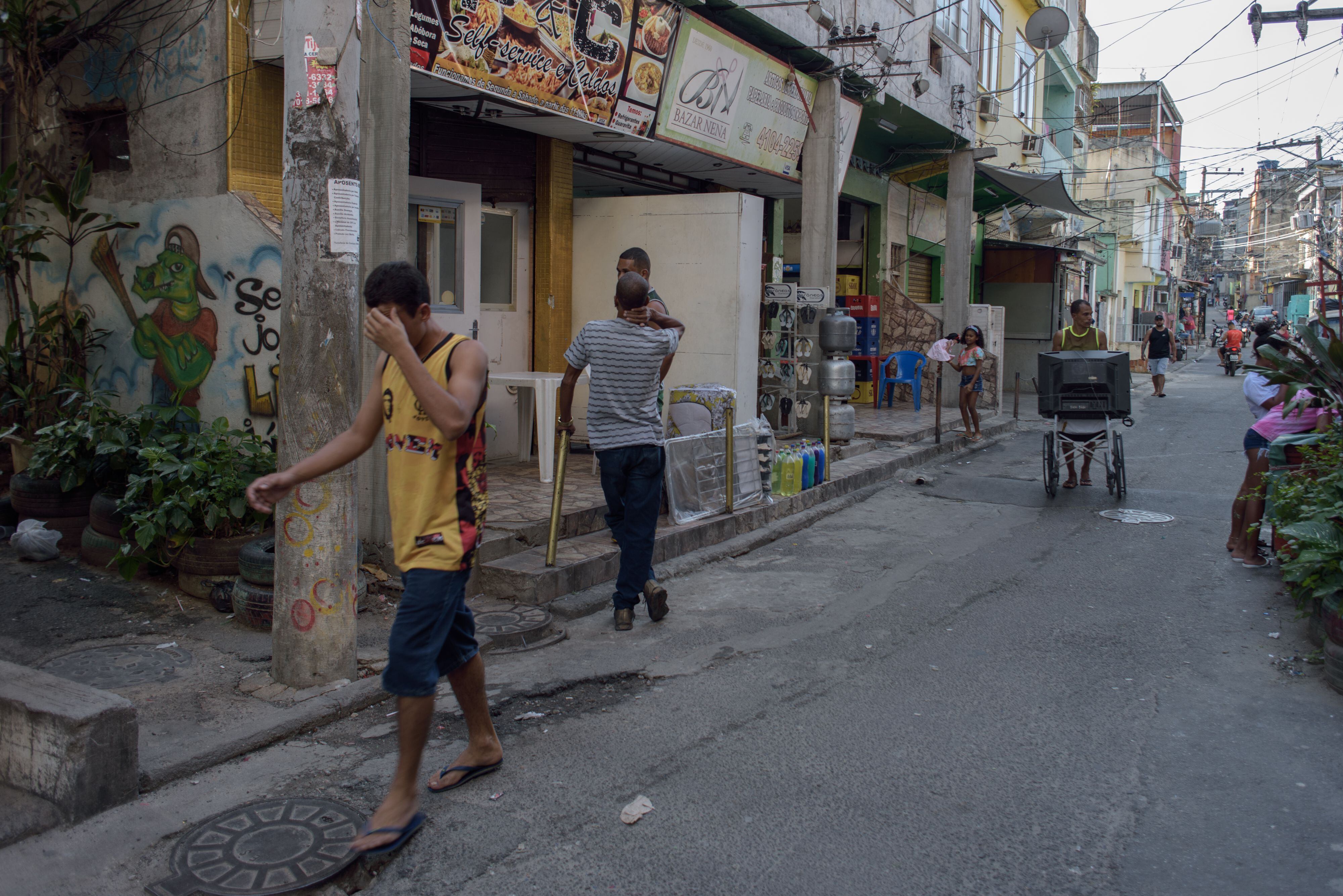 Uma das ruas principais da favela do Jacarezinho, cinco dias depois da chacina. 