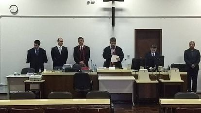 O juiz Luiz Carlos Fortes Bittencourt lê a decisão do júri no Fórum de Ponta Grossa.