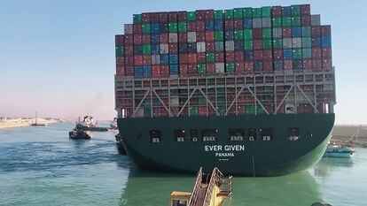 Rebocadores conseguem movimentar o ‘Ever Given’, nesta segunda-feira, no canal de Suez (Egito).