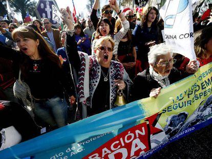 Chilenos protestam contra o sistema de pens&otilde;es privadas em agosto do ano passado.
