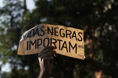 Manifestantes se unem ao grito de ordem, agora global: "vidas negras importam".