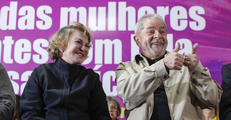 Marisa Letícia ao lado do ex-presidente Lula em evento.