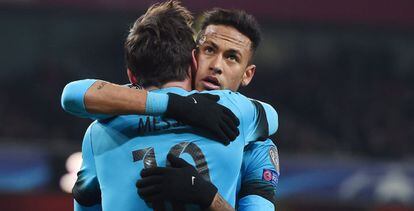 Neymar abraça a Messi no jogo contra o Arsenal.