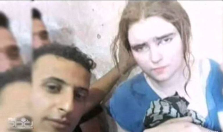 Linda Wenzel, rodeada de soldados iraquianos, após sua detenção.