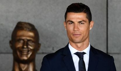 Cristiano Ronaldo, na quarta-feira, em frente ao busto que foi colocado no aeroporto de Madeira