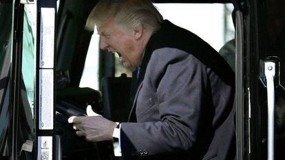 O presidente Donald Trump sentado ao volante de um caminhão, em encontro com os representantes do transporte.