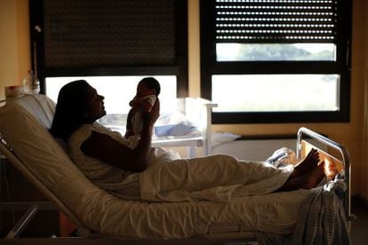 Uma mulher e a filha no hospital Sandro Pertini.