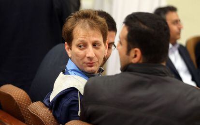 O multimilionário iraniano condenado à morte por fraude e delitos econômicos Babak Zanjani em um tribunal de Teerã, em foto sem data.