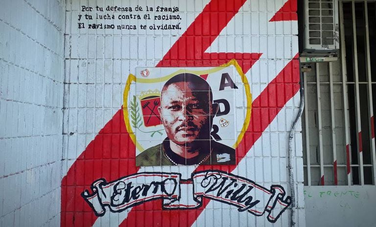 Painel em homenagem a Wilfred na fachada do estádio de Vallecas.