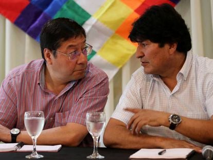À direita, o ex-presidente Evo Morales conversa com Luis Arce, candidato de seu partido ao Governo da Bolívia.