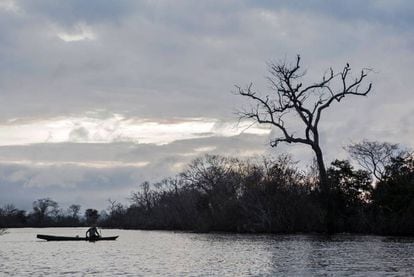 Ribeirinho no lago morto de Belo Monte