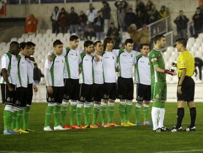 Goleiro do Racing comunica ao árbitro que time não disputará o jogo.