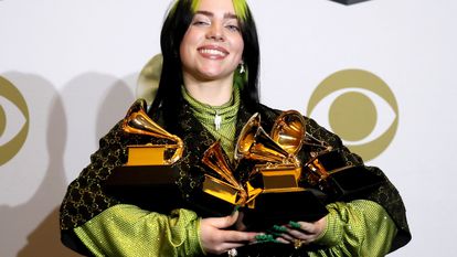 A cantora Billie Eilish posa com seus quatro prêmios do Grammy 2020.