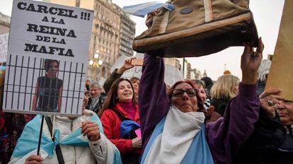 Cartazes contra Cristina Kirchner na manifestação diante do Congresso contra a corrupção, na terça-feira, 21 de agosto.