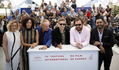 O diretor e estrelas do elenco de 'Bacurau' durante o Festival de Cannes.