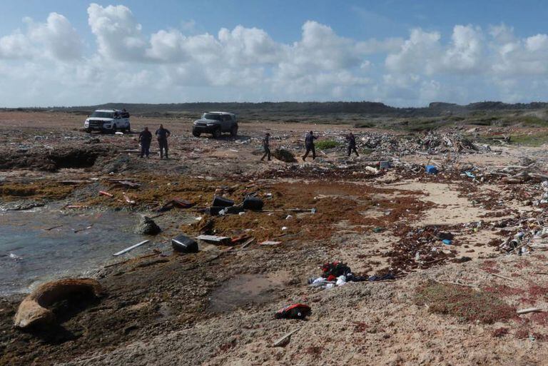 Agentes da polícia examinam restos da embarcação que transportava os venezuelanos, em Curaçao.