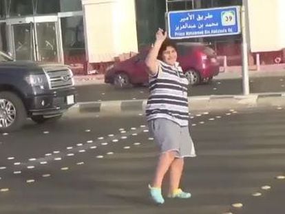 A polícia, que já o liberou, foi atrás do garoto por causa de um vídeo em que ele aparece dançando “Macarena” na rua