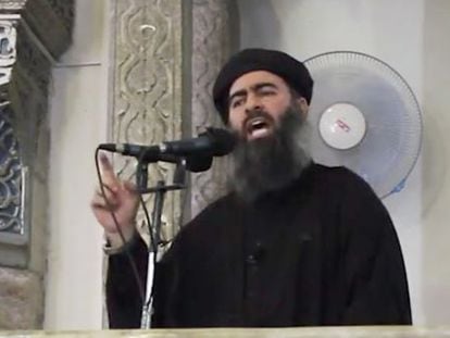 Abu Bakr Al Baghdadi durante sermão em mesquita no Iraque em julho.