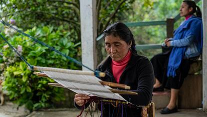Antonia Sántiz López trabalha em um tear de cintura em sua casa no município de Tenejapa, em Chiapas.