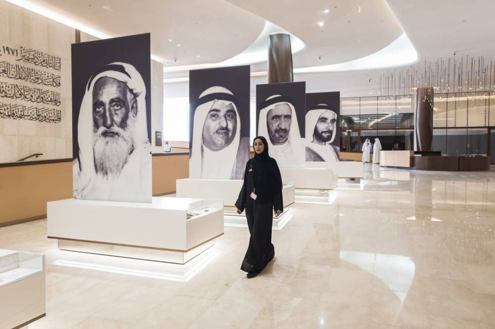 Hessa, guia turística do Museu Etihad, em Dubai, entre os retratos dos sete fundadores dos Emirados Árabes Unidos. O museu, que abriu as portas em janeiro, recria a história do país.