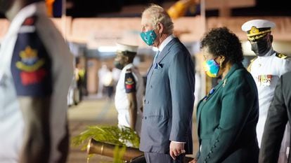 O príncipe Charles, ao lado da presidenta eleita de Barbados, Sandra Mason, no domingo, na capital, Bridgetown.