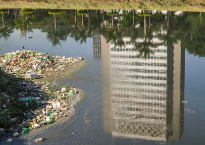 Excesso de lixo no Rio Pinheiros.