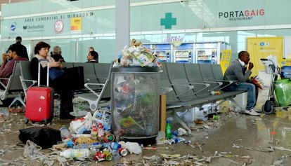 Restos de lixo no terminal 1 do Aeroporto de Barcelona.